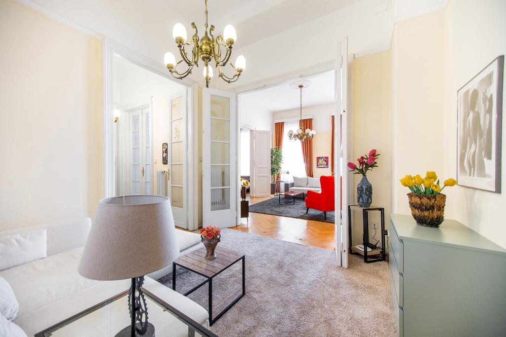 Elegant & Stylish Center